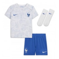 Frankrig Raphael Varane #4 Udebanesæt Børn VM 2022 Kortærmet (+ Korte bukser)